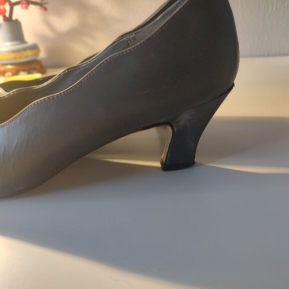 Woman's Size 8 Vintage heels - Picture 3 of 7